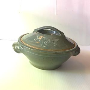 LYNN LAIS SIGNED HAND-THROWN STUDIO POTTERY CASSEROLE DISH WITH LID